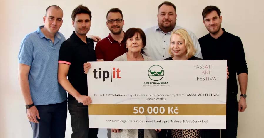 TIP IT Solutions prostřednictvím Fassati Art Festivalu předává šek na 50000Kč Potravinové bance pro Prahu a Středočeský kraj