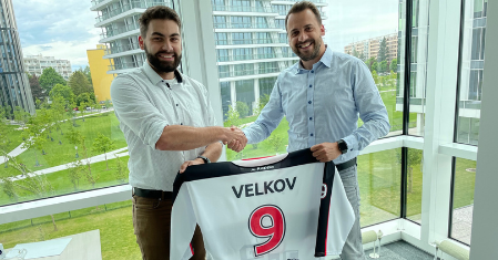 Pavel Velkov přebírá dres od Matěje Řezníčka