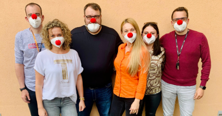 Tým TIP IT s červenými nosy Zdravotních klaunů